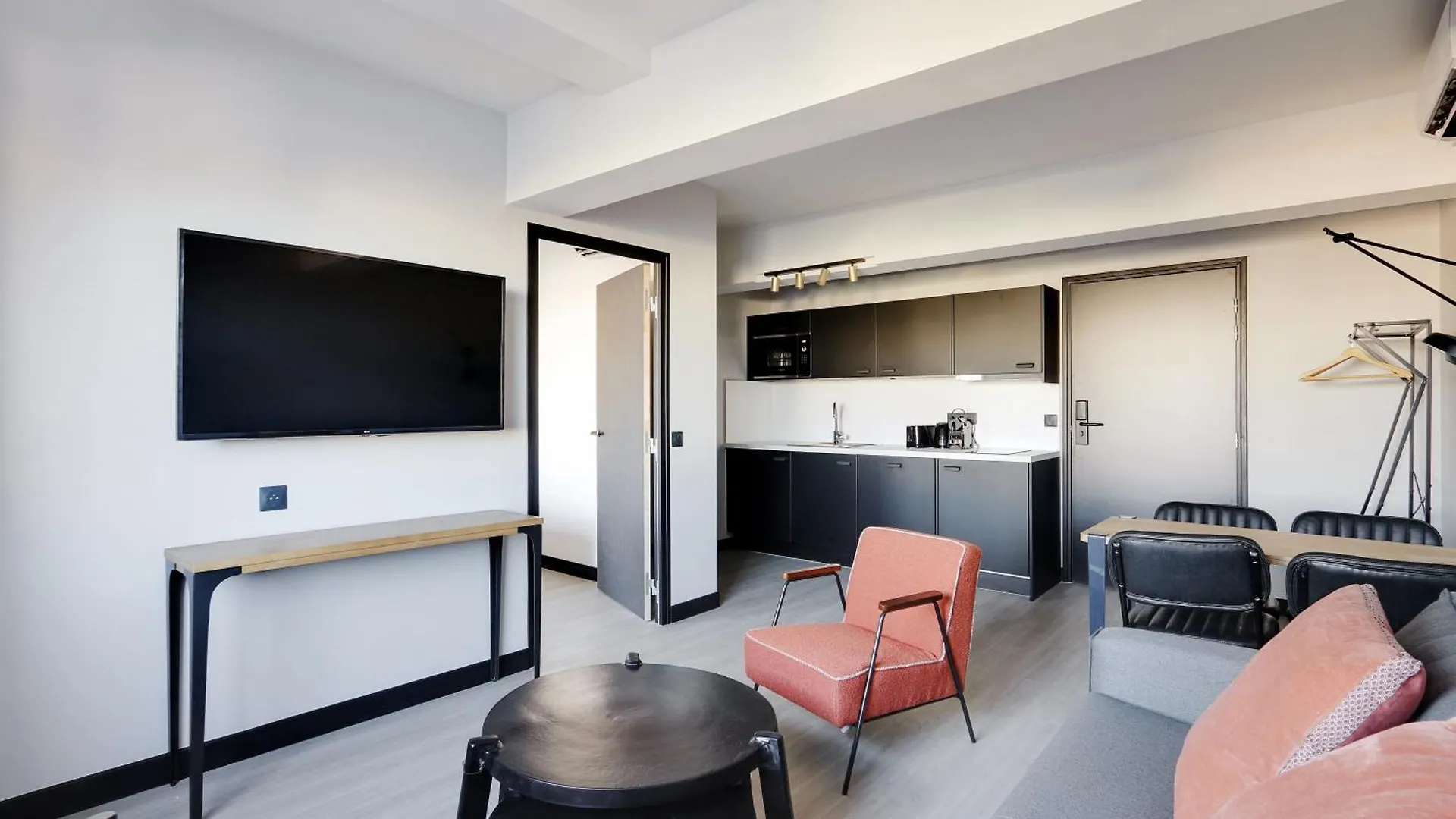 Pick A Flat'S Apartments In In Parc Des Buttes Chaumonts - Rue Edouard Pailleron Parigi 0*,  Francia